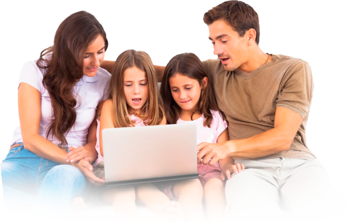 Familia usando internet en casa